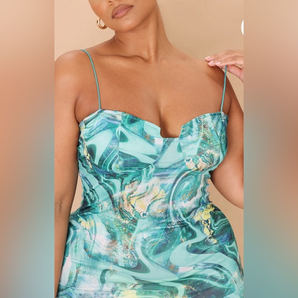 PRETTY LITTLE THING  Plus Green Swirl Crinkle Rib Cup Detail Midi Dress Size: 22 - Picture 4 of 10